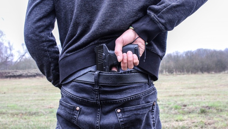 22-Jähriger vorläufig festgenommen, nachdem er mit einer "Anscheinswaffe" hantierte