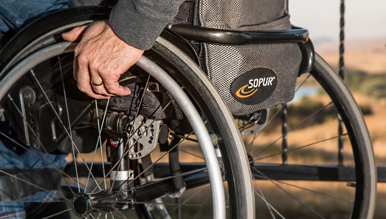 92-Jährigen im Krankenfahrstuhl umgefahren