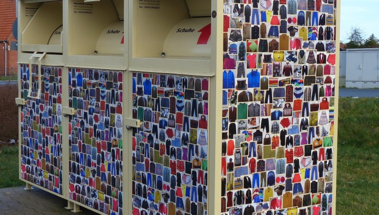 Aufbruch von Altkleidercontainern
