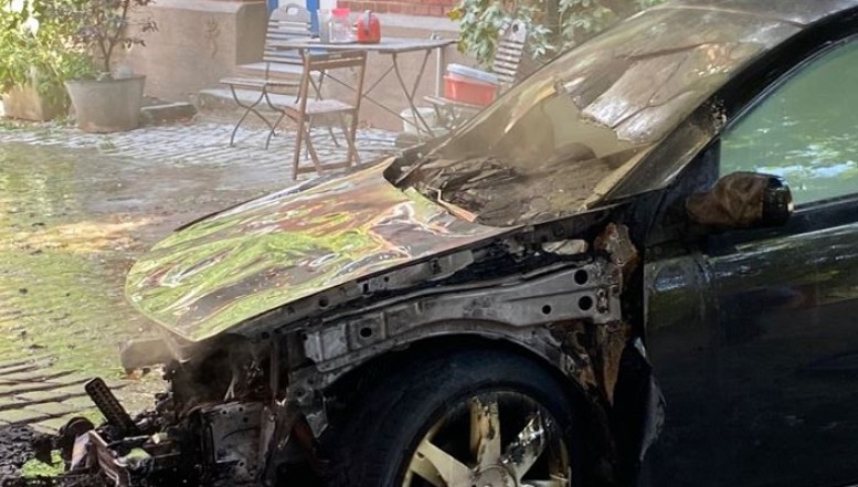 Auto gerät in Brand - Ursache vmtl. technischer Defekt
