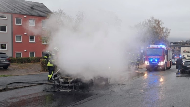 Auto komplett ausgebrannt
