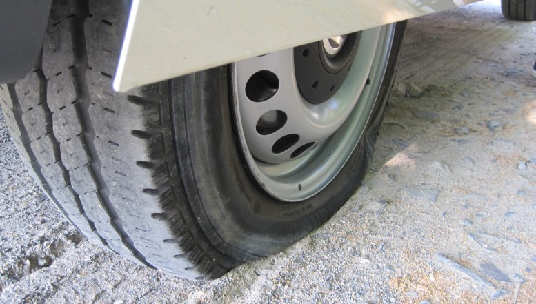 Drei Autos durch herabgefallene Felsbrocken auf Bundesstraße beschädigt