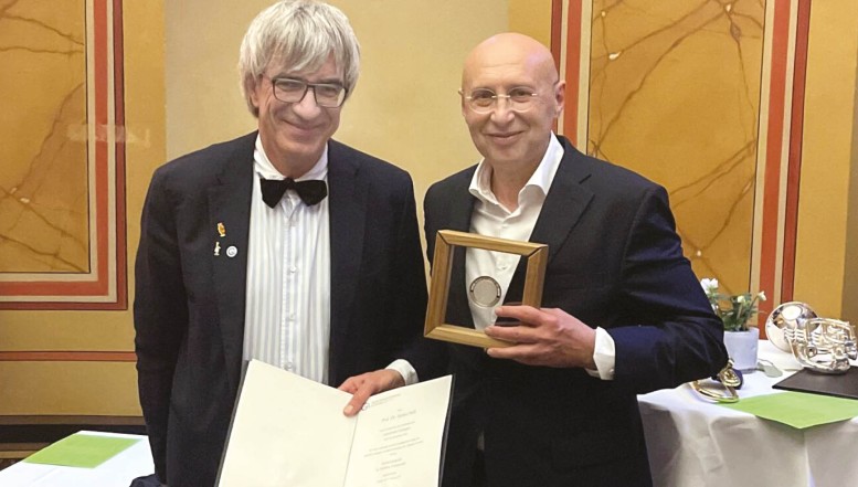 Ehrenmedaille für Stefan Hell