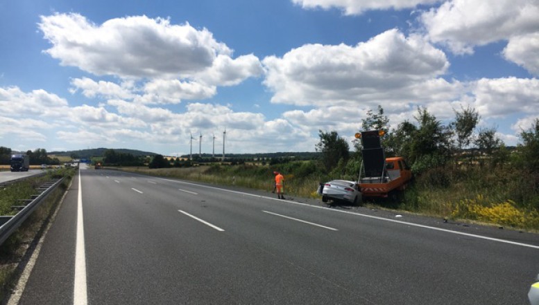 Gegen Absicherungs-Anhänger geprallt - VW-Fahrer bei Unfall auf der Autobahn 7 bei Göttingen leicht verletzt