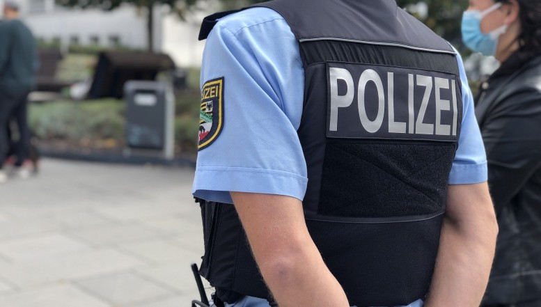 Gegendemonstranten blockieren Aufzugstrecke von Corona-Kritikern in Göttingen - Einsatzkräfte setzen unmittelbaren Zwang ein