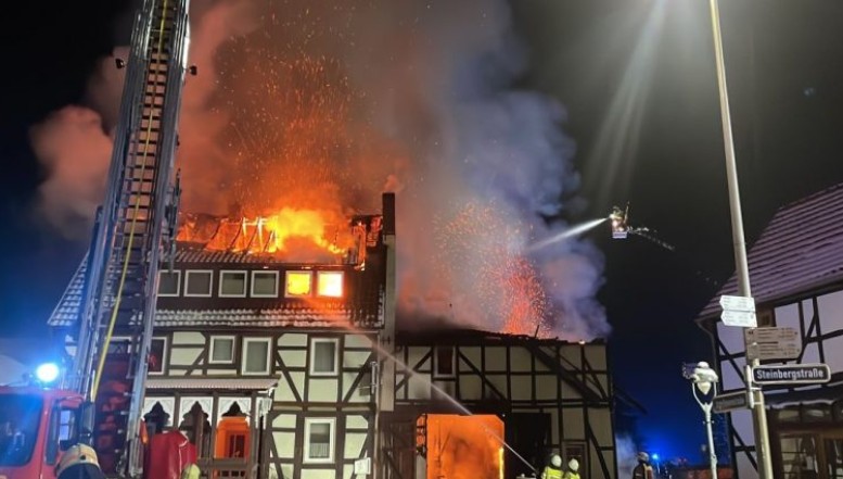 Großbrand in Staufenberg: Mehrere Feuerwehren im Einsatz