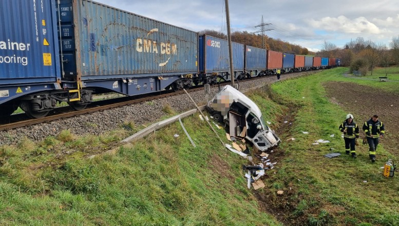 Güterzug erfasst Pkw beim Überqueren des Bahnübergangs in Lenglern