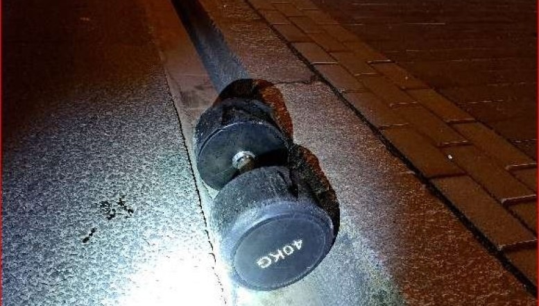 Hantel auf der Fahrbahn - Polizei sucht Zeugen