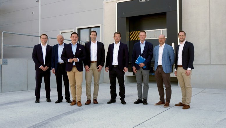 Knüppel nimmt neue Logistikhalle in Betrieb