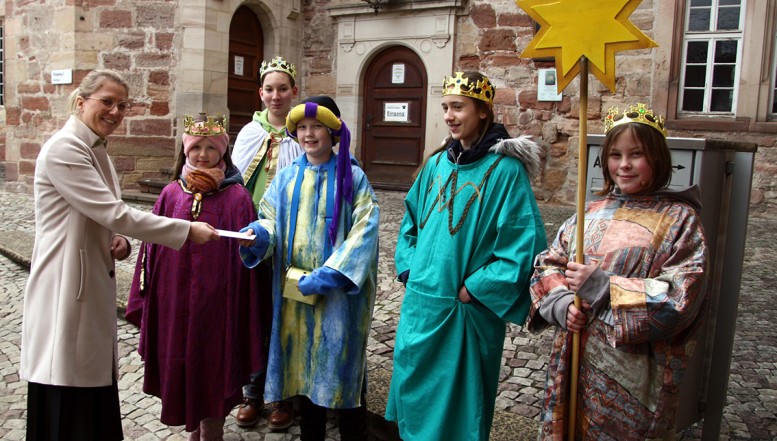 Landrätin Rathgeber nimmt Sternsinger-Segen entgegen