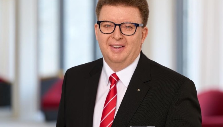 Nach 45 Jahren Sparkassenzugehörigkeit - Vorstandsmitglied Thomas Scheffler in den Ruhestand verabschiedet