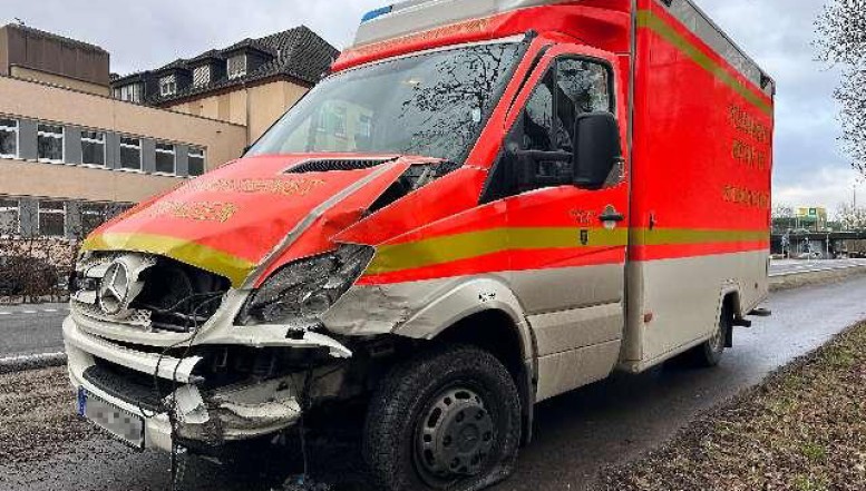 Rettungswagen kollidiert auf dem Weg zur Einsatzstelle mit Leichenwagen - keine Verletzten