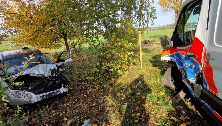 Schwerer Unfall im Begegnungsverkehr - Krankenwagen gerät in den Gegenverkehr und kollidiert mit entgegenkommenden Skoda