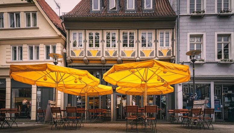 Sonnenschirme, Loungemöbel & Co in der Altstadt