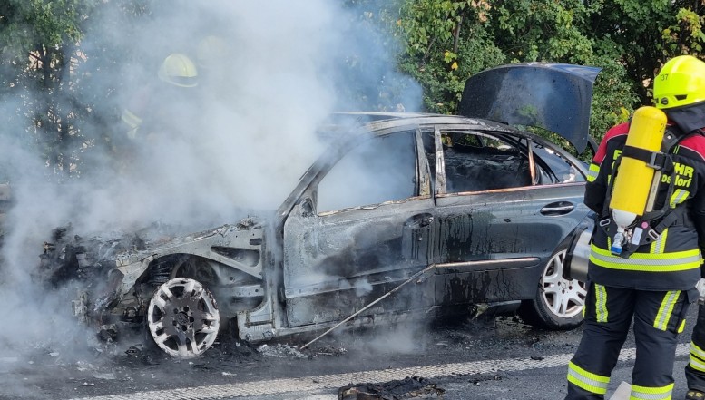 Technischer Defekt - Mercedes brennt auf A 7 aus