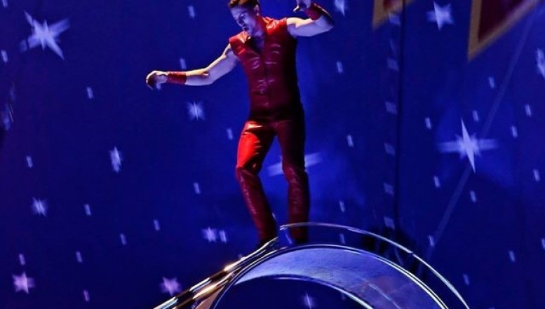 Tolle Show mit Todesrad  im Thermo-Zelt