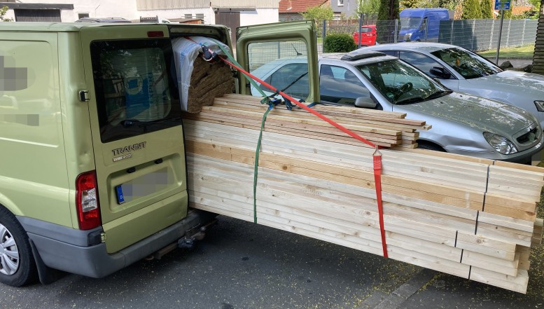 Viel zu lang und nicht korrekt gesichert - Autobahnpolizei Göttingen zieht Holztransport aus dem Verkehr