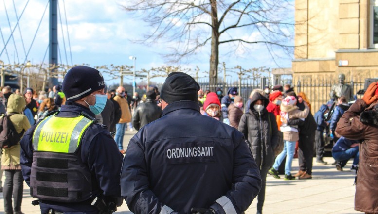 Vorfall am Rande der Demo von Maßnahmengegnern in Göttingen? - Radfahrerin erstattet Anzeige gegen Einsatzkräfte