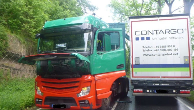 Zusammenstoß zwischen zwei Sattelzügen - 37-jähriger Fahrer erleidet Schock