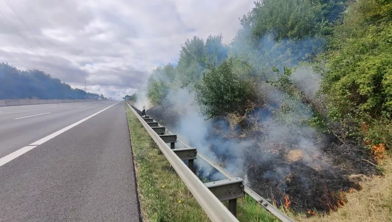 A 7 in Fahrtrichtung Kassel infolge Böschungsbrandes aktuell ab AS Göttingen voll gesperrt