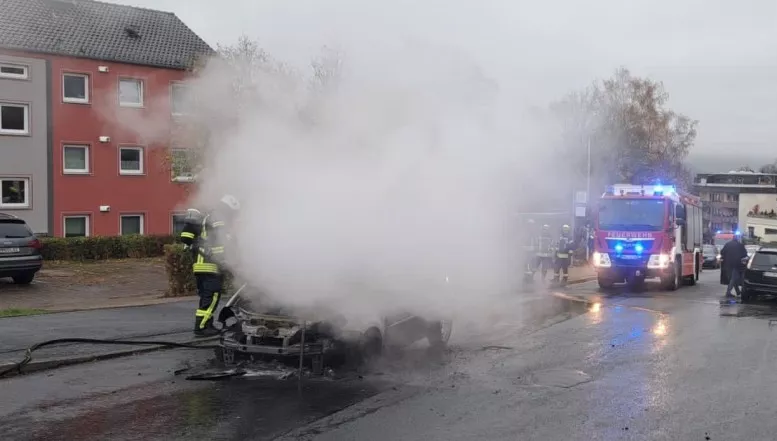 Auto komplett ausgebrannt