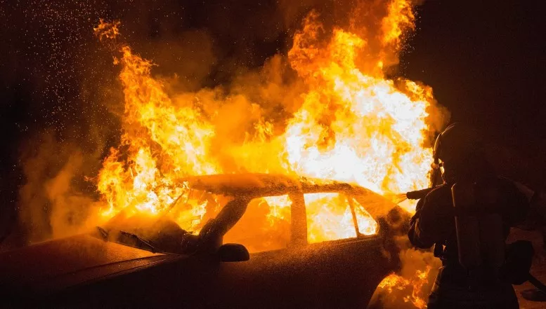 Brand eines Pkws - Übergreifen der Flammen auf umstehende Gebäude verhindert