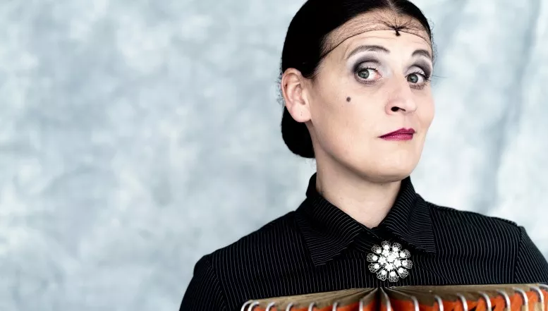 Carmela de Feo am Samstag, 06. Mai im Saal der Kneipe Öx