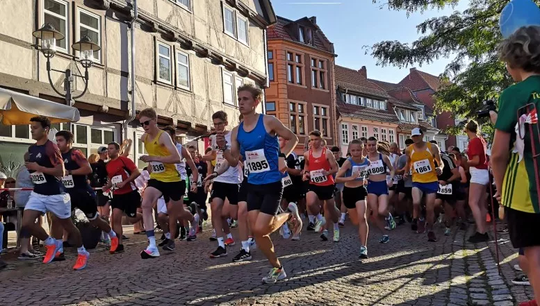 Fast 2000 Läuferinnen und Läufer beim Sparkassenlauf 2023