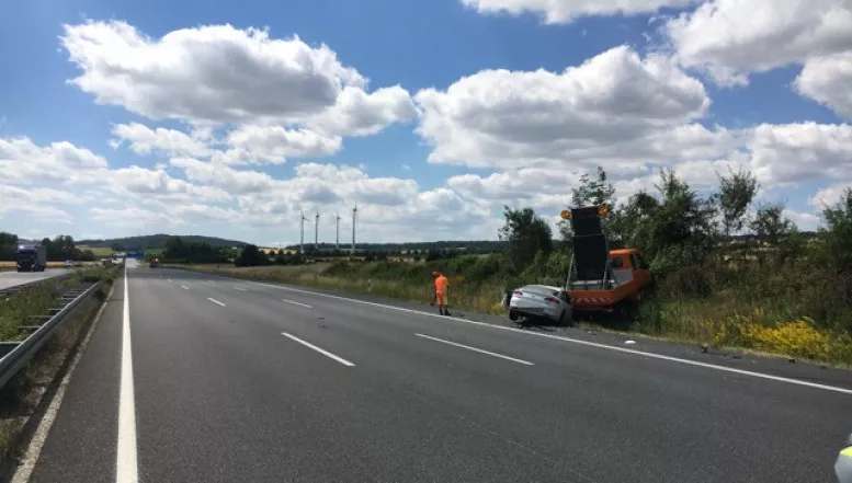 Gegen Absicherungs-Anhänger geprallt - VW-Fahrer bei Unfall auf der Autobahn 7 bei Göttingen leicht verletzt
