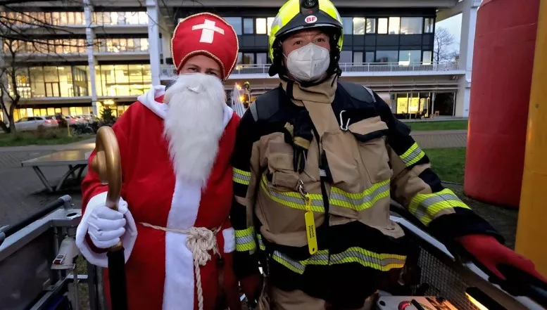 Geschenke für die Kinder im Uniklinikum kommen mit der Feuerwehr