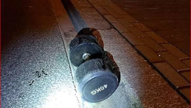 Hantel auf der Fahrbahn - Polizei sucht Zeugen