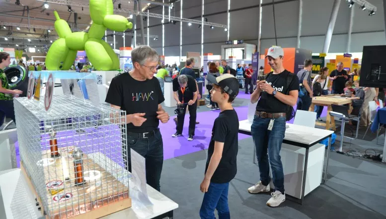 HAWK auf der IdeenExpo - Stephan Weil besucht Roboterhund der Hochschule