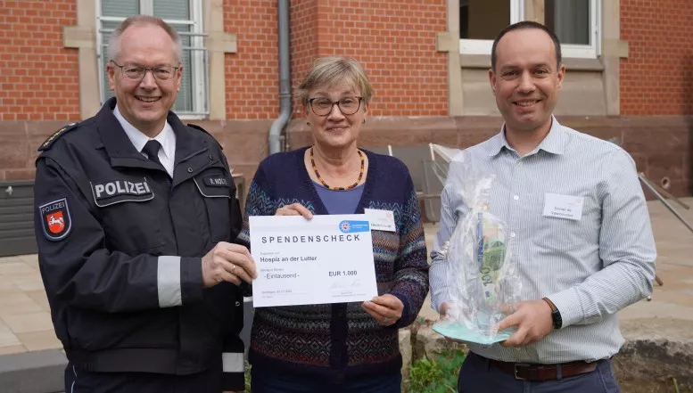 Hilfe für den letzten Weg - Polizeiinspektion Göttingen überreicht Spendenscheck an das Göttinger Hospiz an der Lutter