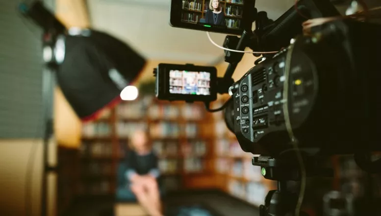 Junge Ehrenamtliche lernen professionelle Videoproduktion
