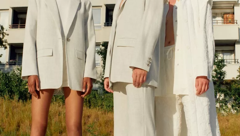Modisch im Trend in Pyjama und Bademantel