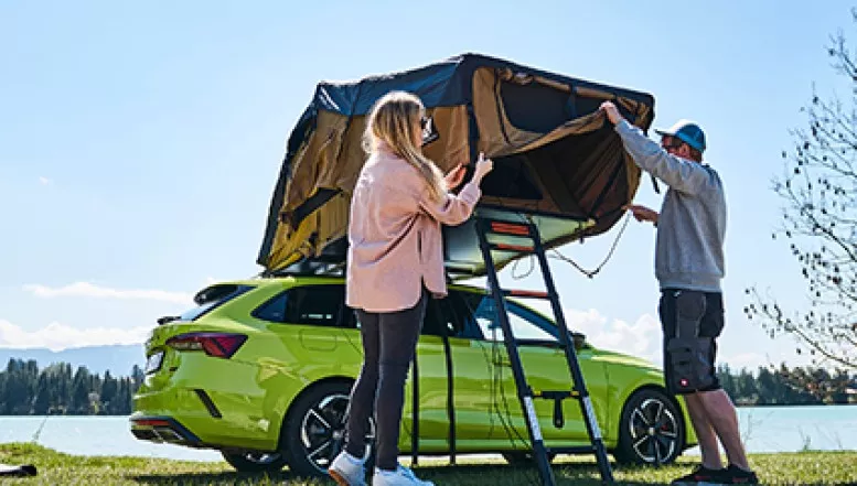 Neuer Trend: Auf dem Auto schlafen