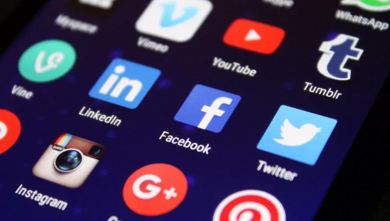 Online-Eltern-Talk: „TikTok, Insta und Co – Social Media unter der Lupe“