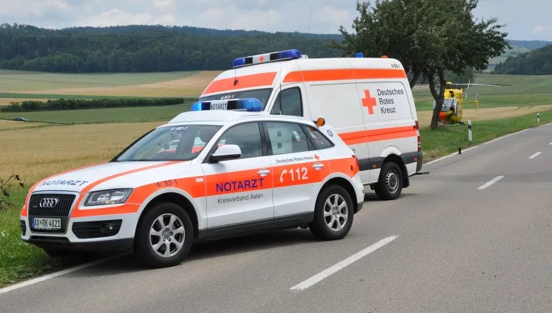 Pkw kommt von der Fahrbahn ab und überschlägt sich