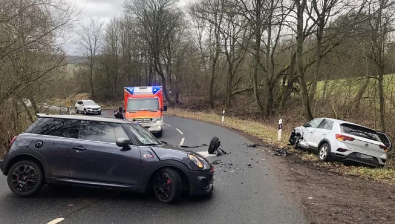 Überholvorgang auf regennasser Fahrbahn fordert drei Verletzte - zwei Pkw kollidieren frontal auf der Herzberger Landstraße