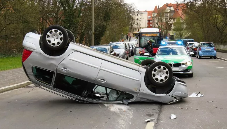 Unfall auf A 7 bei Hann. Münden - Autofahrer aus Nordhessen kommt von der Fahrbahn ab und überschlägt sich