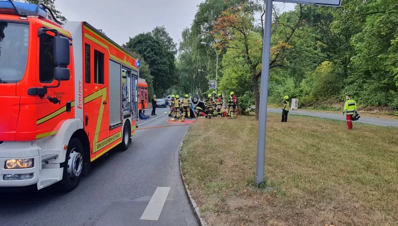 Von Straße abgekommen und überschlagen - 64Jähriger Mercedesfahrer bei Verkehrsunfall leicht verletzt