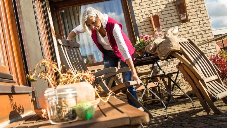 Wie Gartenmöbel frühlingsfit werden